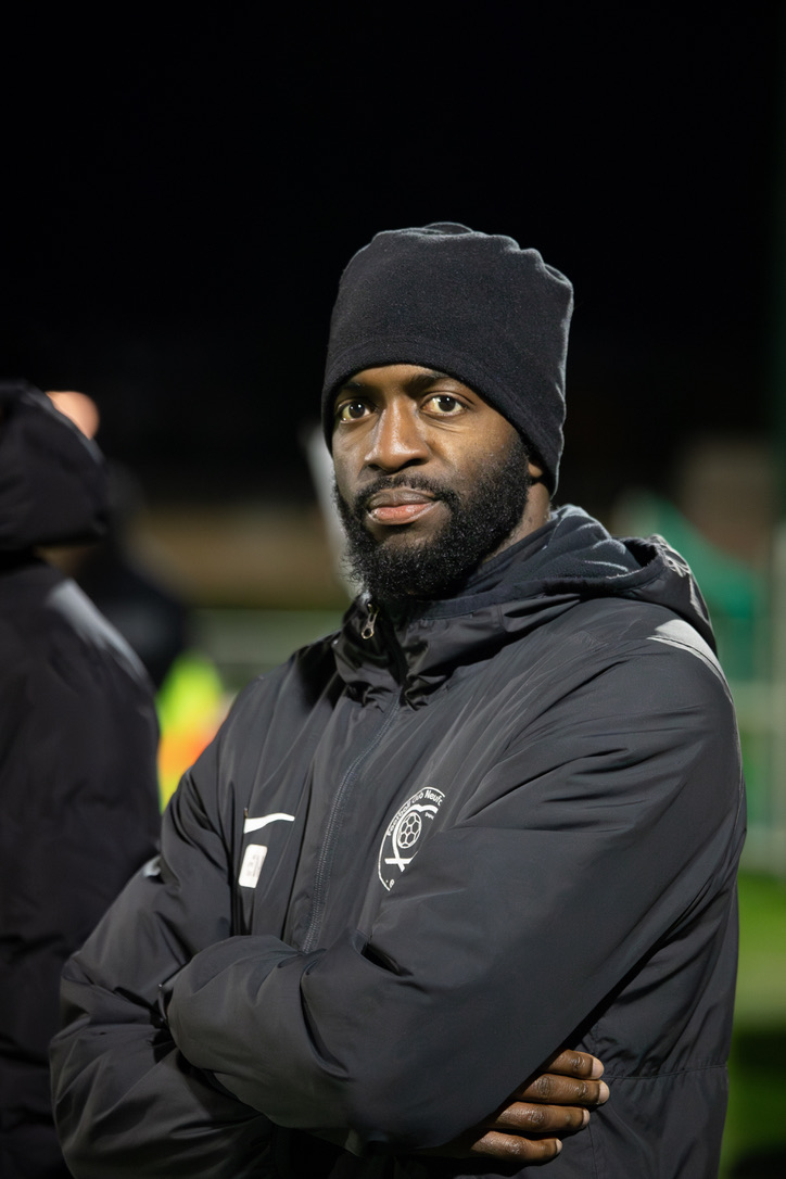 Joueur de football à l'entraînement sous les projecteurs